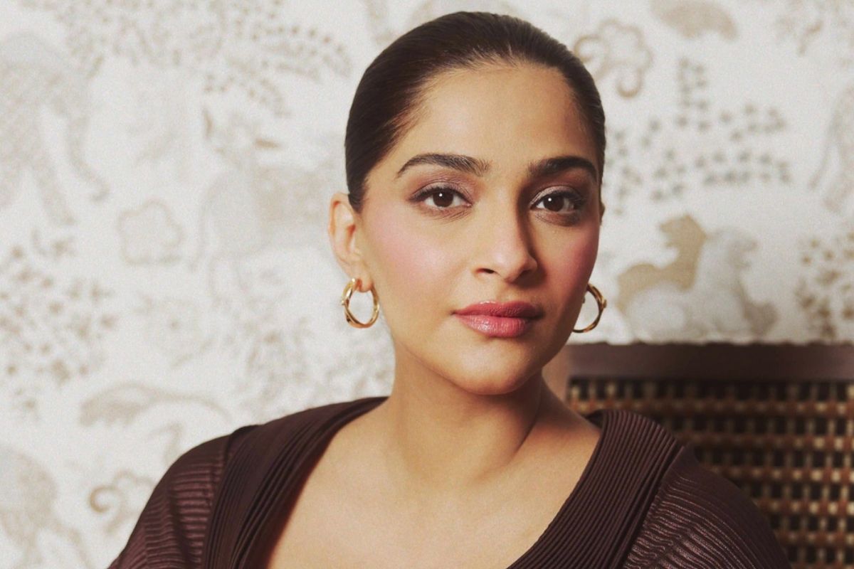 মেকআপ তুলতে ‘ডবল ক্লিনজ়িং’: বাজারের ক্লিনজ়ার নয়, ভারী মেকআপ তুলতে সোনমের ভরসা নারকেল তেল। হাতে একটু তেল নিয়ে মুখে মালিশ করলেই মেকআপ সহজে উঠে যায়। বিশেষ করে ওয়াটারপ্রুফ মেকআপ তুলতে এই তেলই সেরা।
